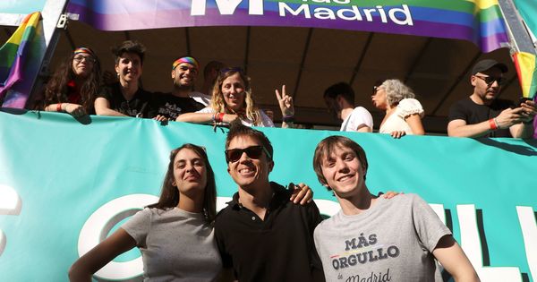 Foto: Íñigo Errejón, con Rita Maestre y Eduardo Fernández Rubiño, el pasado 6 de julio ante la carroza de Más Madrid en el Orgullo LGTBI. (EFE)