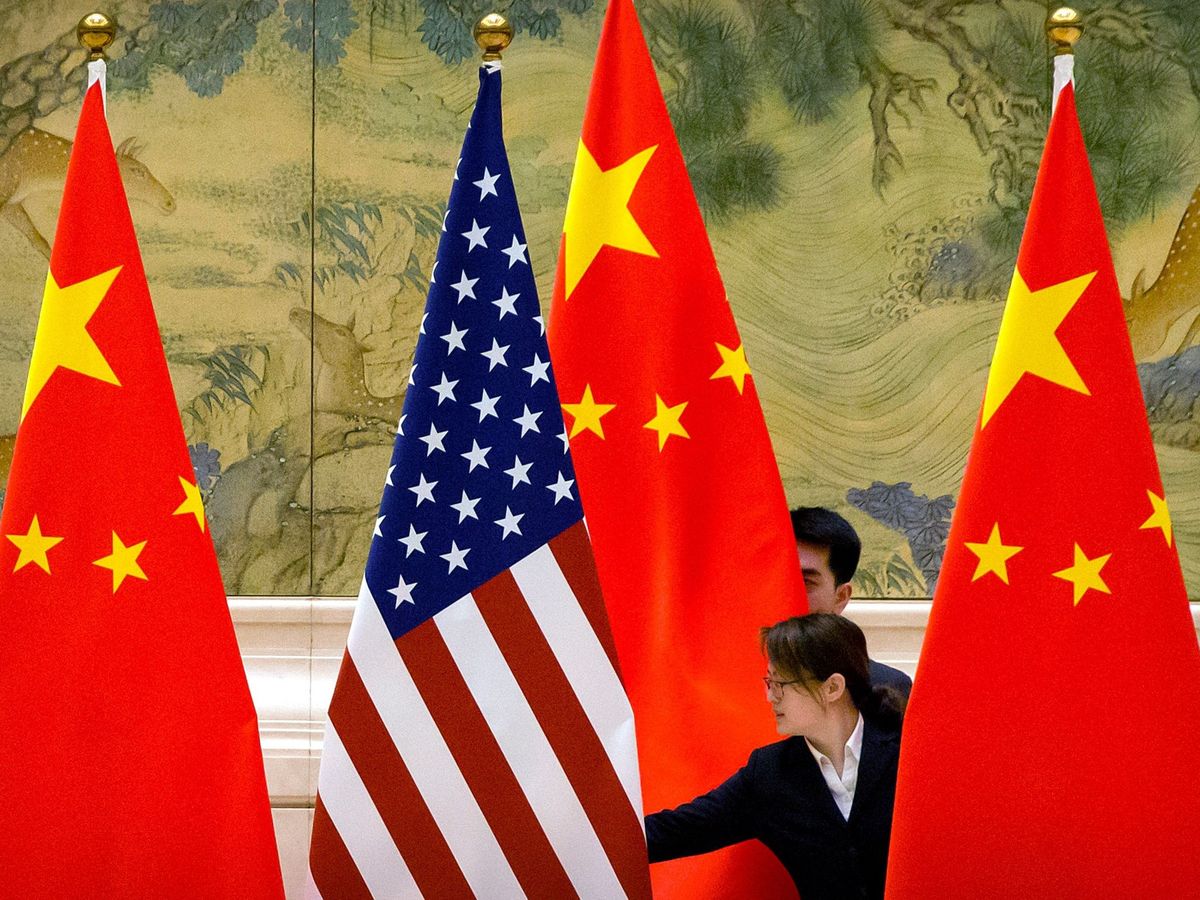 Foto: Banderas de China y Estados Unidos. (EFE)
