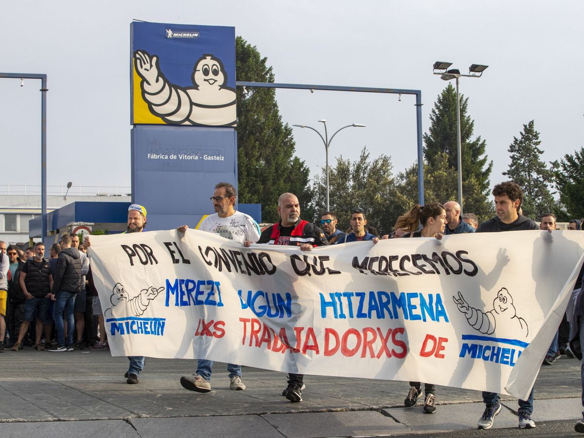 Foto: Cientos de trabajadores de la fábrica de Michelin Vitoria se manifiestan en junio de 2023. (EFE/David Aguilar)