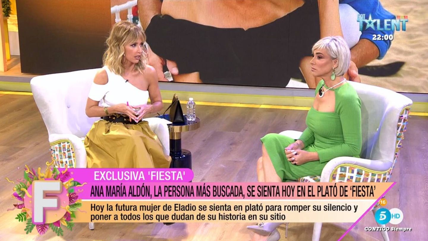 La presentadora Emma García y Ana María Aldón en 'Fiesta'. (Mediaset)