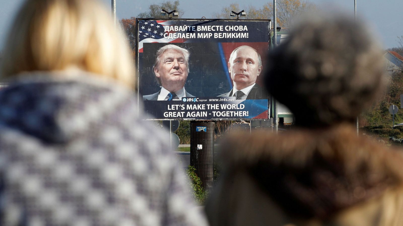 Foto: Un cartel muestra la imagen de Trump y Putin, en Danilovgrad, Montenegro (Reuters).