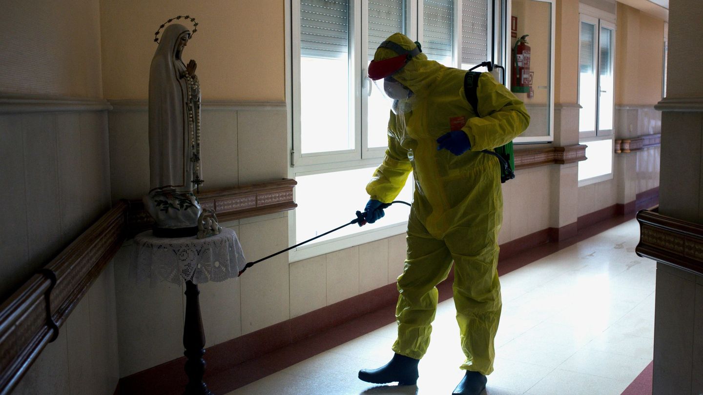 La UME desinfecta una residencia de ancianos en Galicia. (EFE)