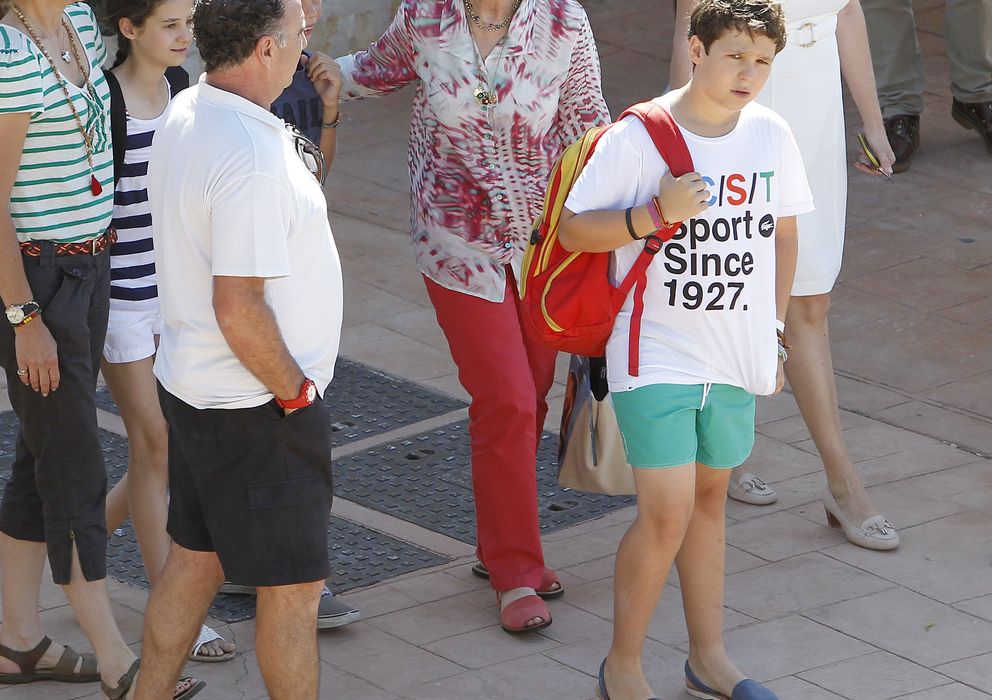 Foto: La Reina y algunos de sus nietos este lunes en Palma de Mallorca