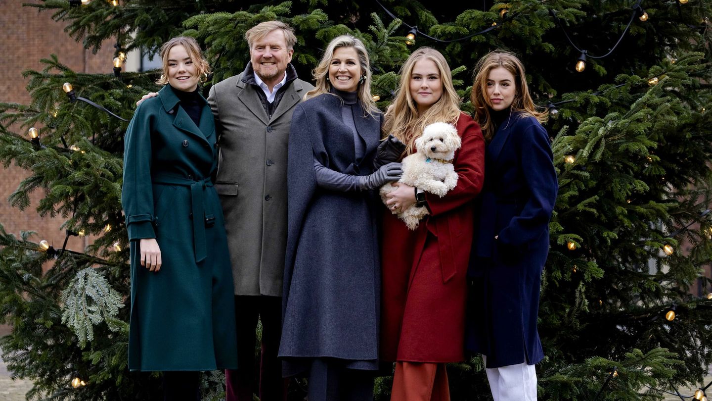 La familia real posan junto a su perrito Mambo. (EFE)