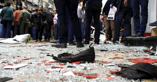 Foto: Vista de cristal y restos de calzado y ropa tras el atentado contra la catedral de San Marcos, en Egipto. (EFE)