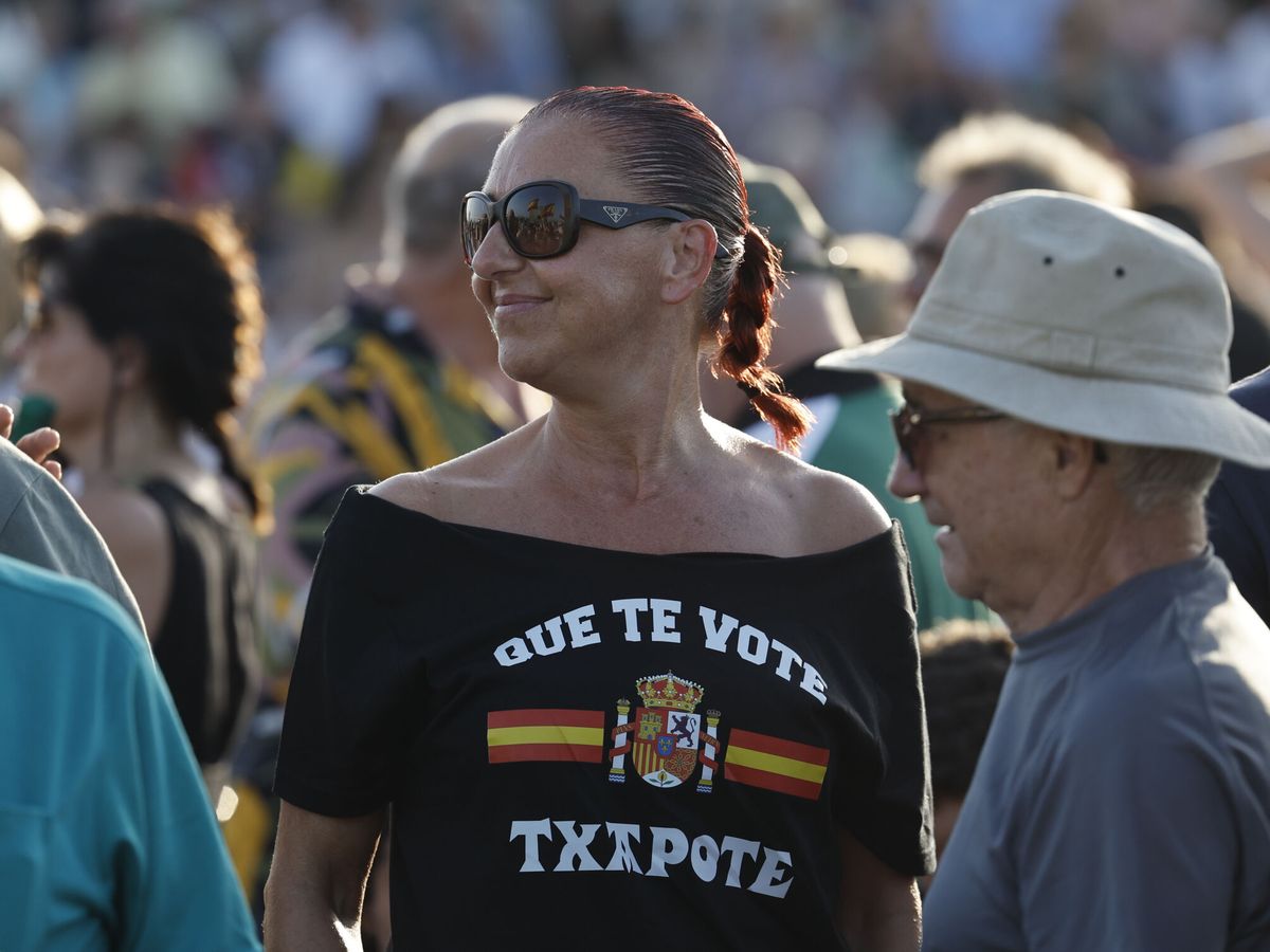 Foto: Una mujer luce una camiseta con el lema "Que te vote Txapote". (EFE/Biel Aliño)