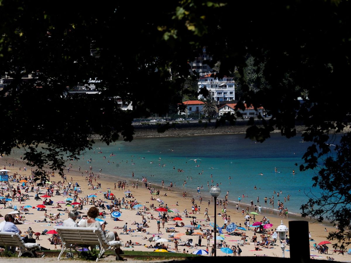 Foto: Numerosas personas disfrutan de un día de playa en el arenal de Ondarreta de San Sebastián, este agosto. (EFE)