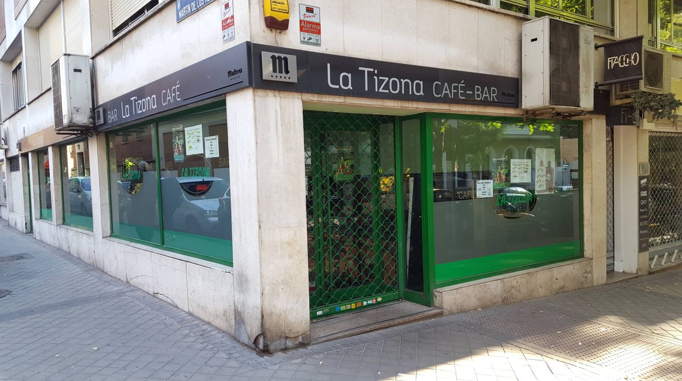 El bar La Tizona, cerrado un domingo por la tarde. (A. P.)