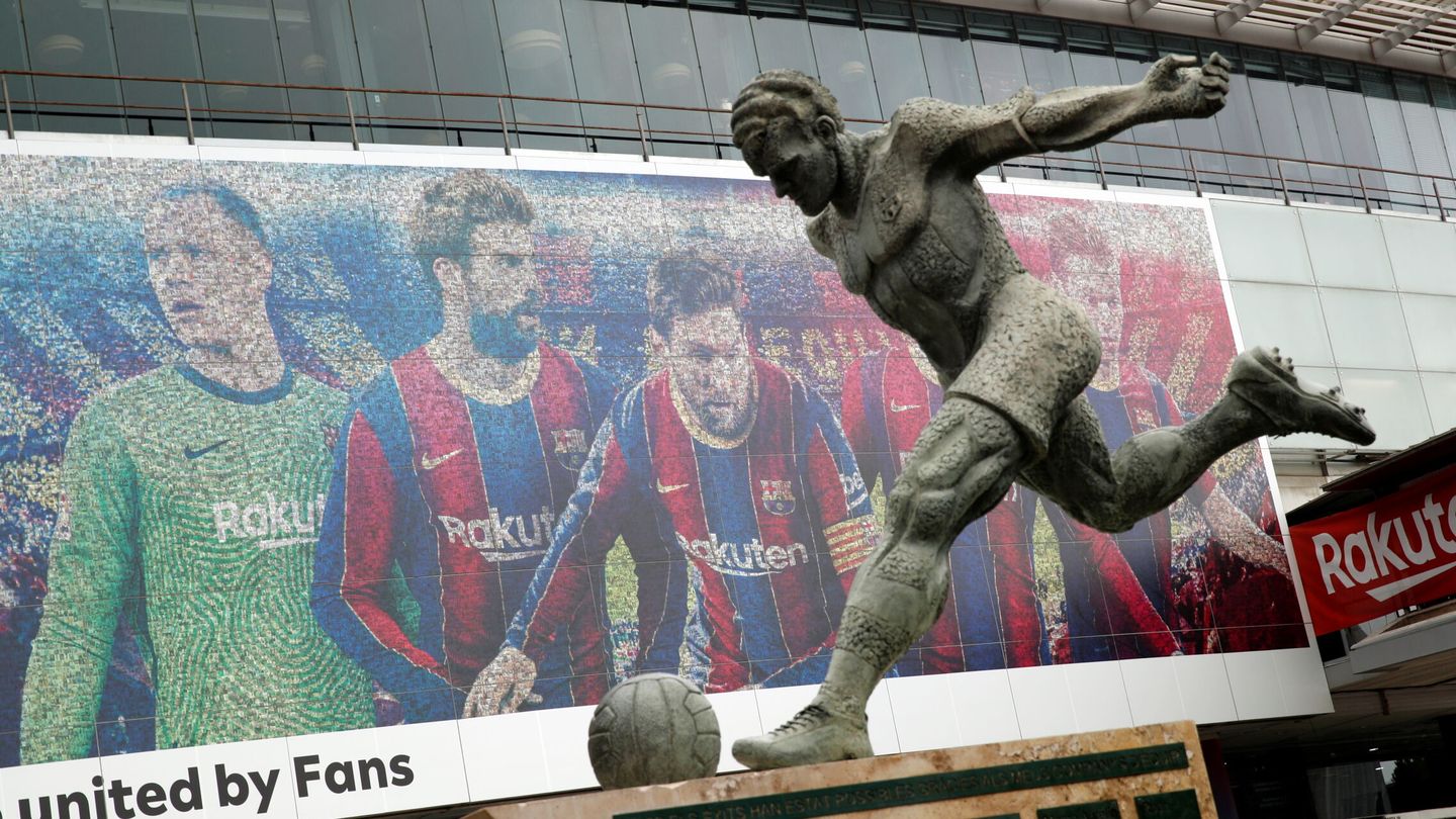 Estatua de Kubala, seleccionador en aquel Mundial, en las puertas del Camp Nou. (Reuters/Albert Gea)