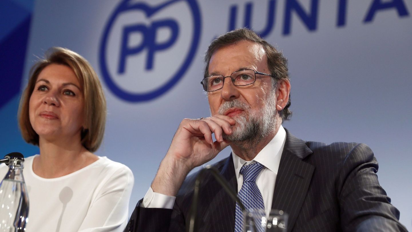 El expresidente del Gobierno Mariano Rajoy y la exministra de Defensa y actual secretaria general del PP, María Dolores de Cospedal. (EFE)