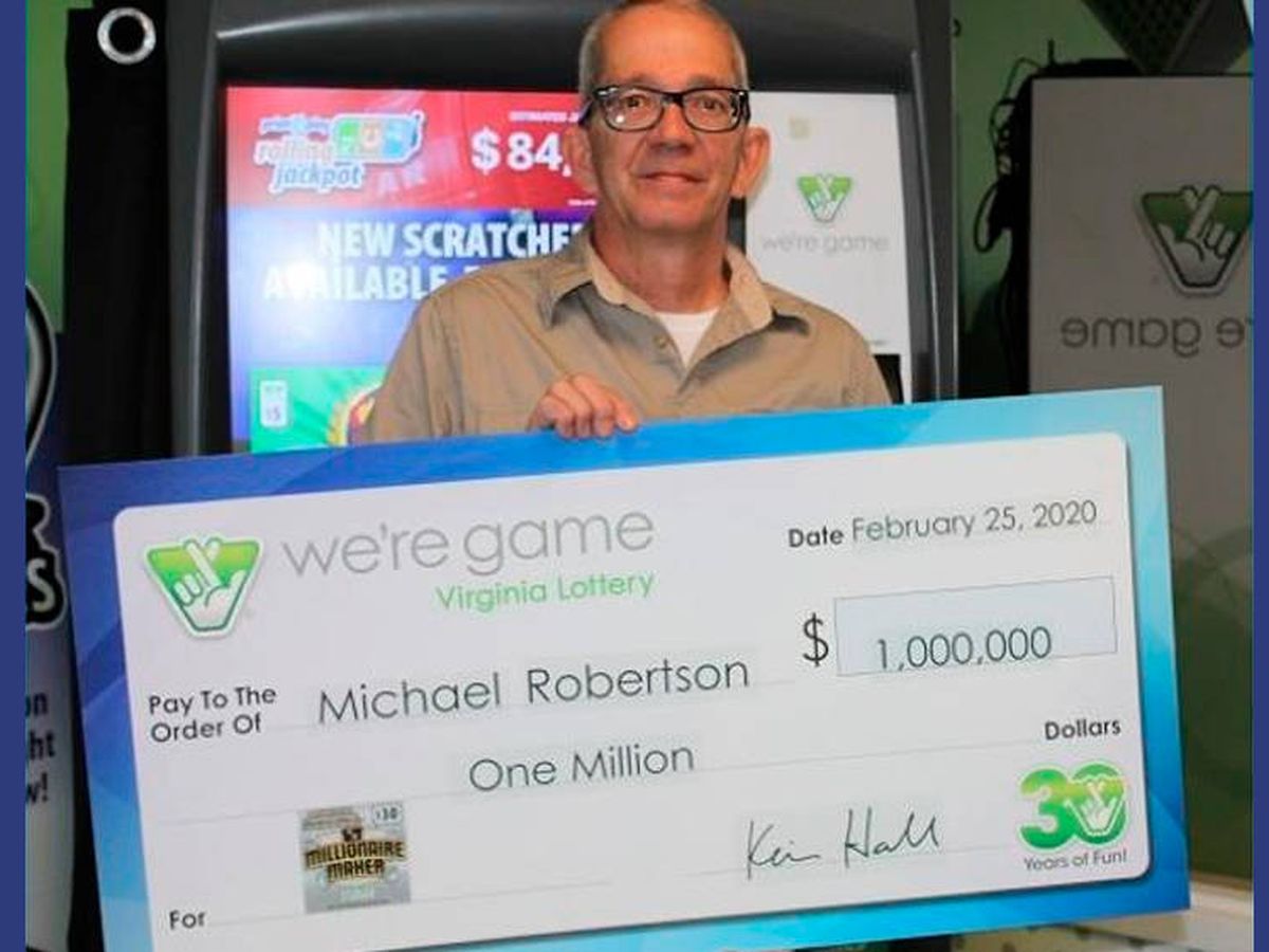 Foto: Mike Robertson con su cheque por un millón de dólares (Foto: Virginia Lottery)