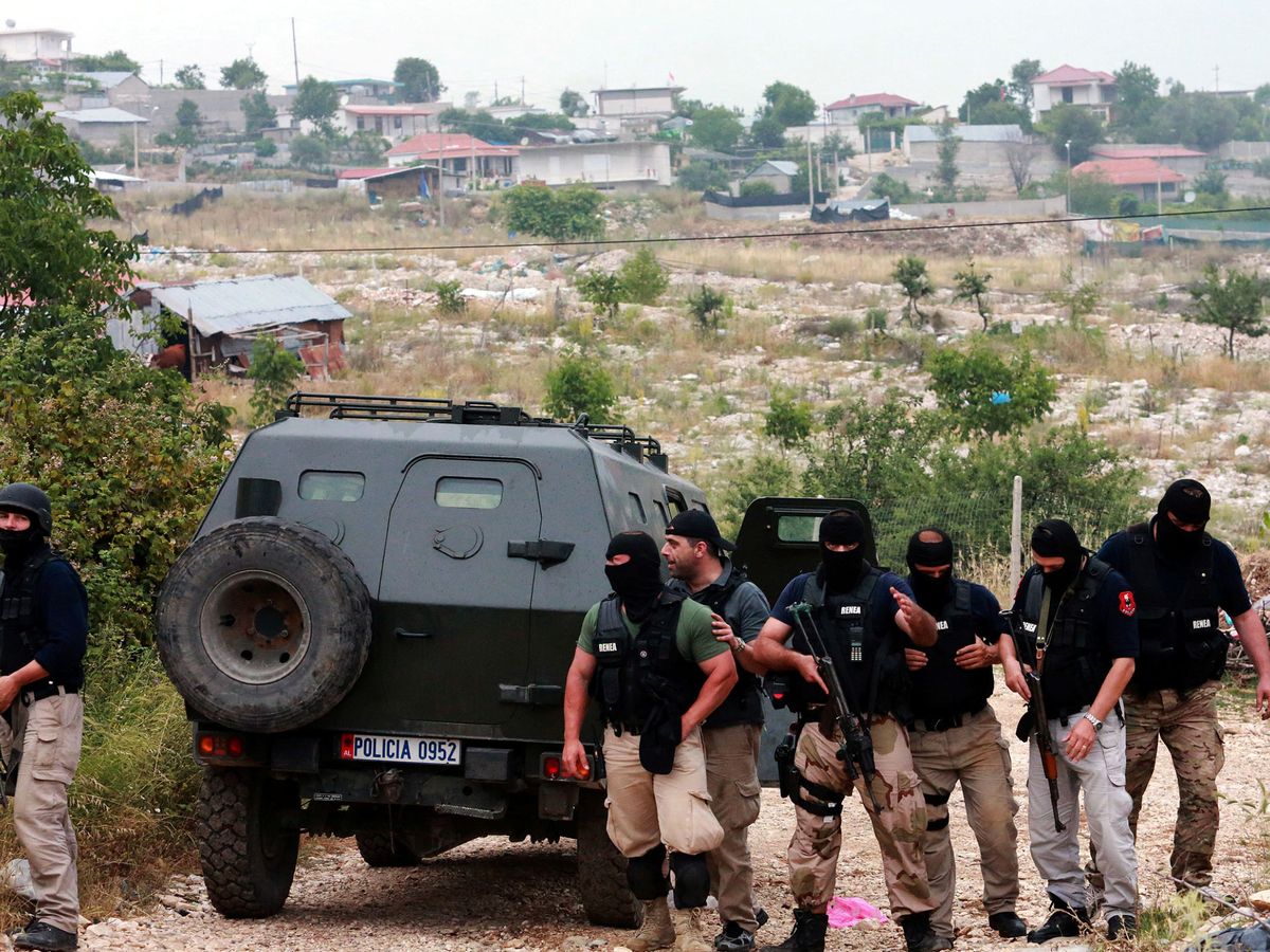 Foto: La policía albanesa, durante una operación en Lazarat. (Reuters/Arben Celi)