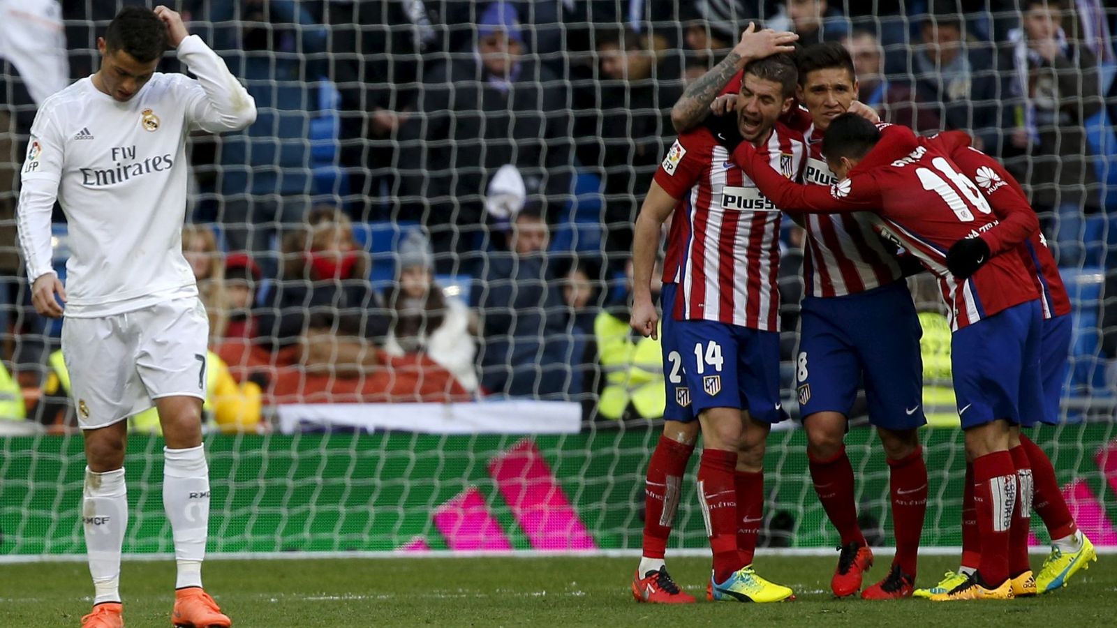 Foto: Cristiano se lamenta, con los jugadores del Atlético celebrando el gol de Griezmann. (Reuters)