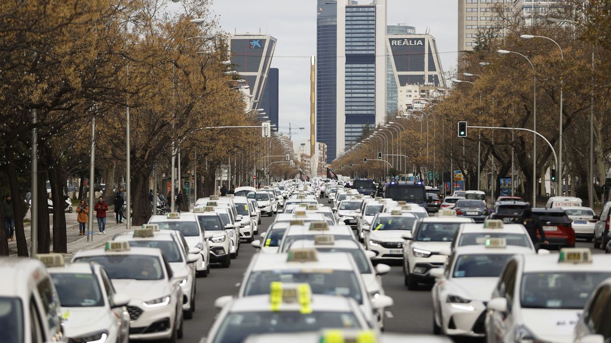 Los taxistas de Madrid paran la Castellana para protestar por el nuevo reglamento