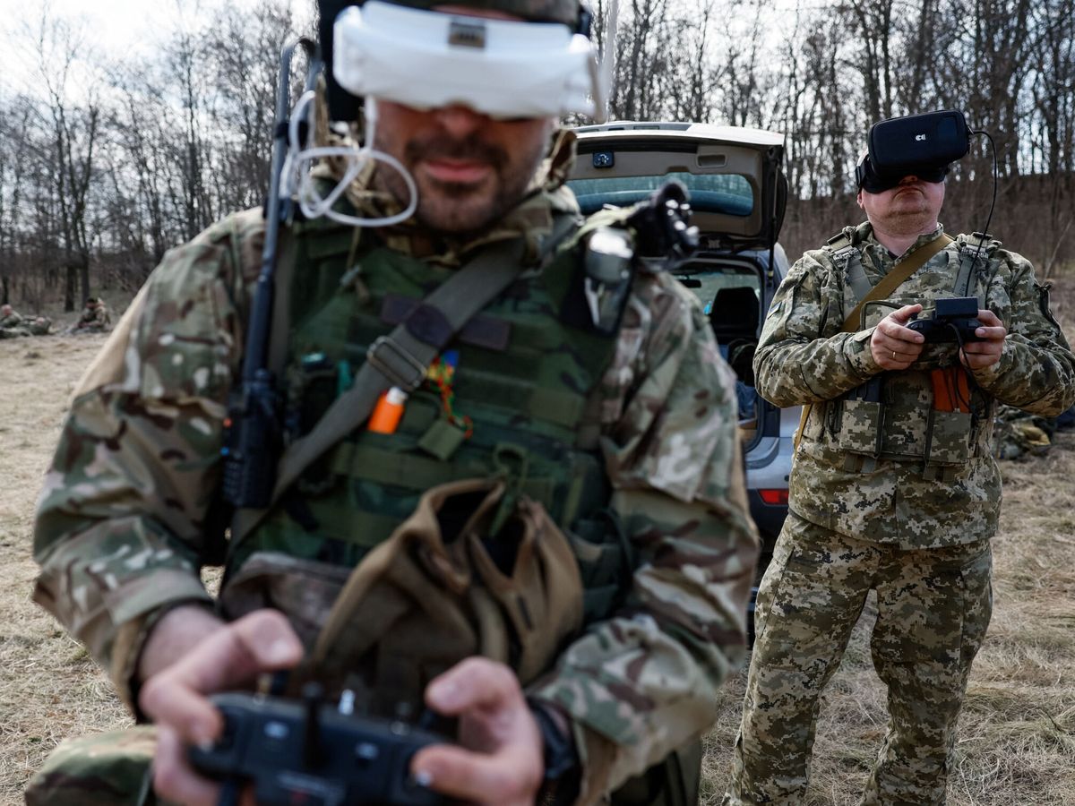 Foto: Soldados ucranianos practican el lanzamiento de drones en una base militar, el 24 de marzo. (Alina Yarysh/Reuters)