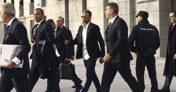 Foto: El jugador Neymar da Silva (c) y su padre, Neymar Sr (2i), a su llegada a la Audiencia Nacional en 2016. (EFE)
