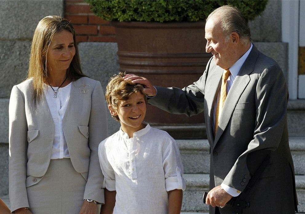 La infanta Elena junto a su hijo y el Rey don Juan Carlos