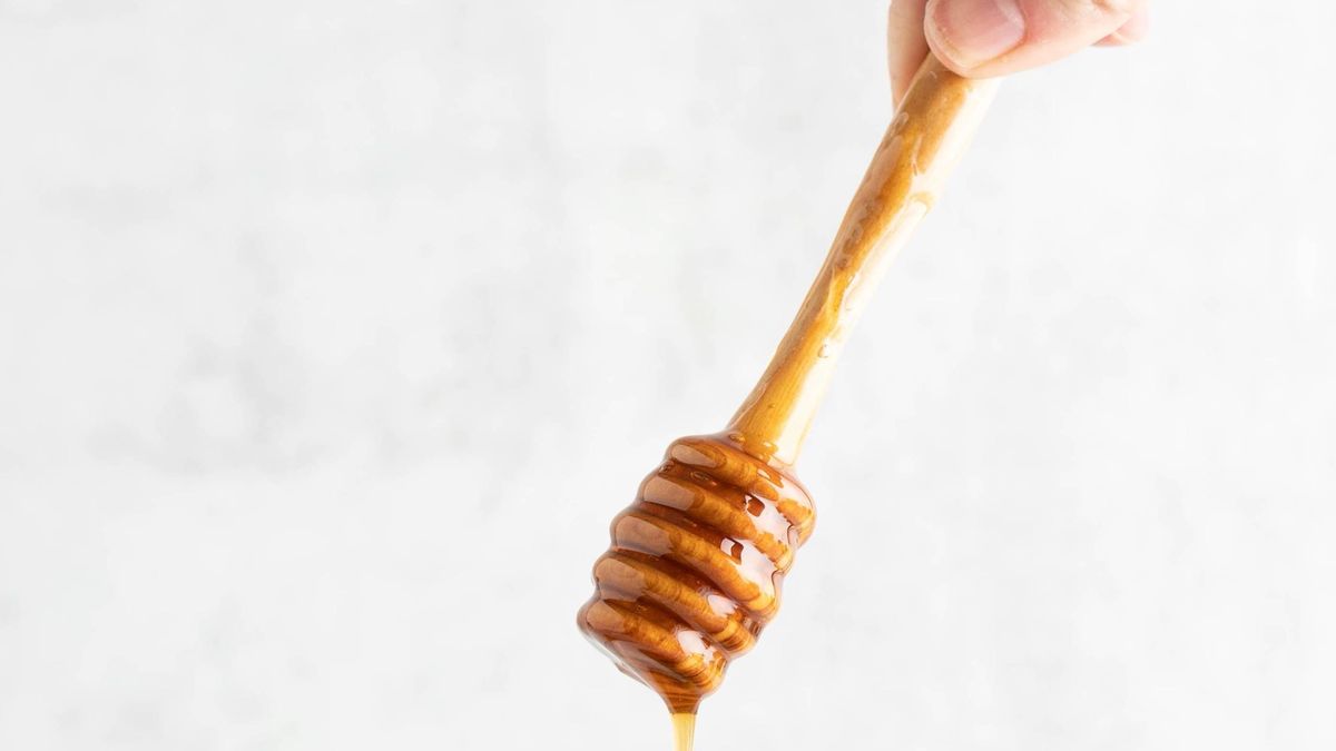 Si queremos eliminar el azúcar de nuestra dieta, ¿es buena idea cambiarlo por miel?
