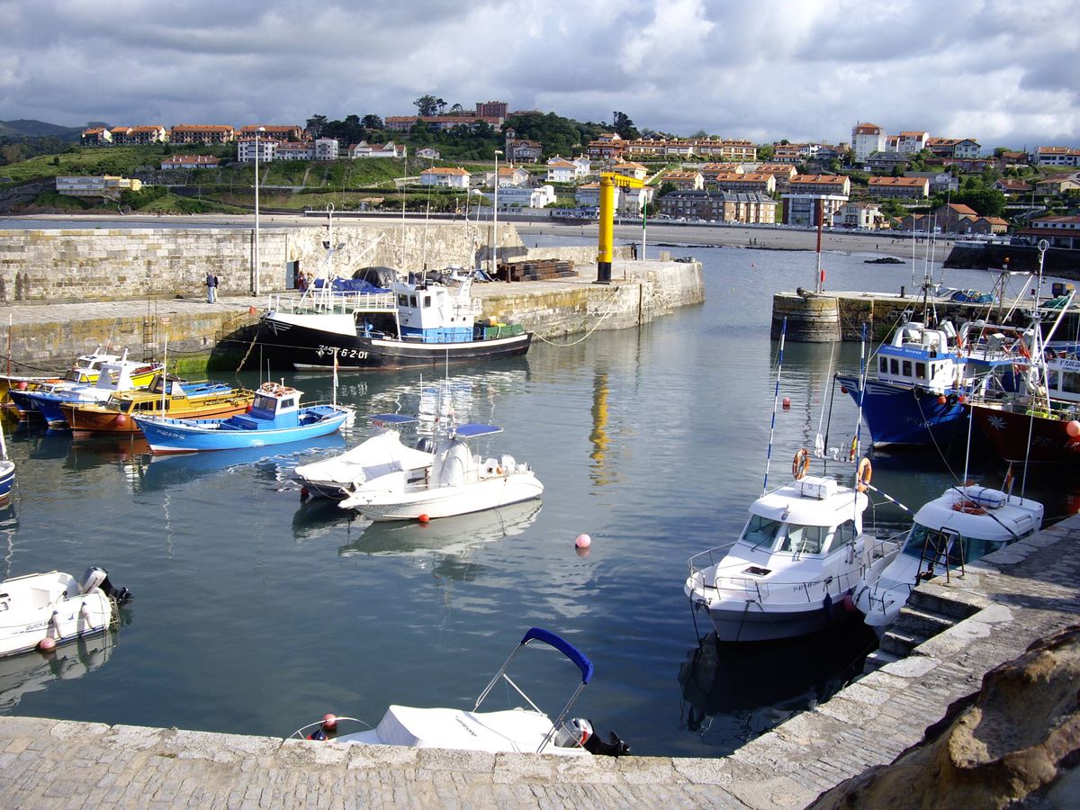 Foto: El puerto de Comillas, en Cantabria. (P. B. Obregón)