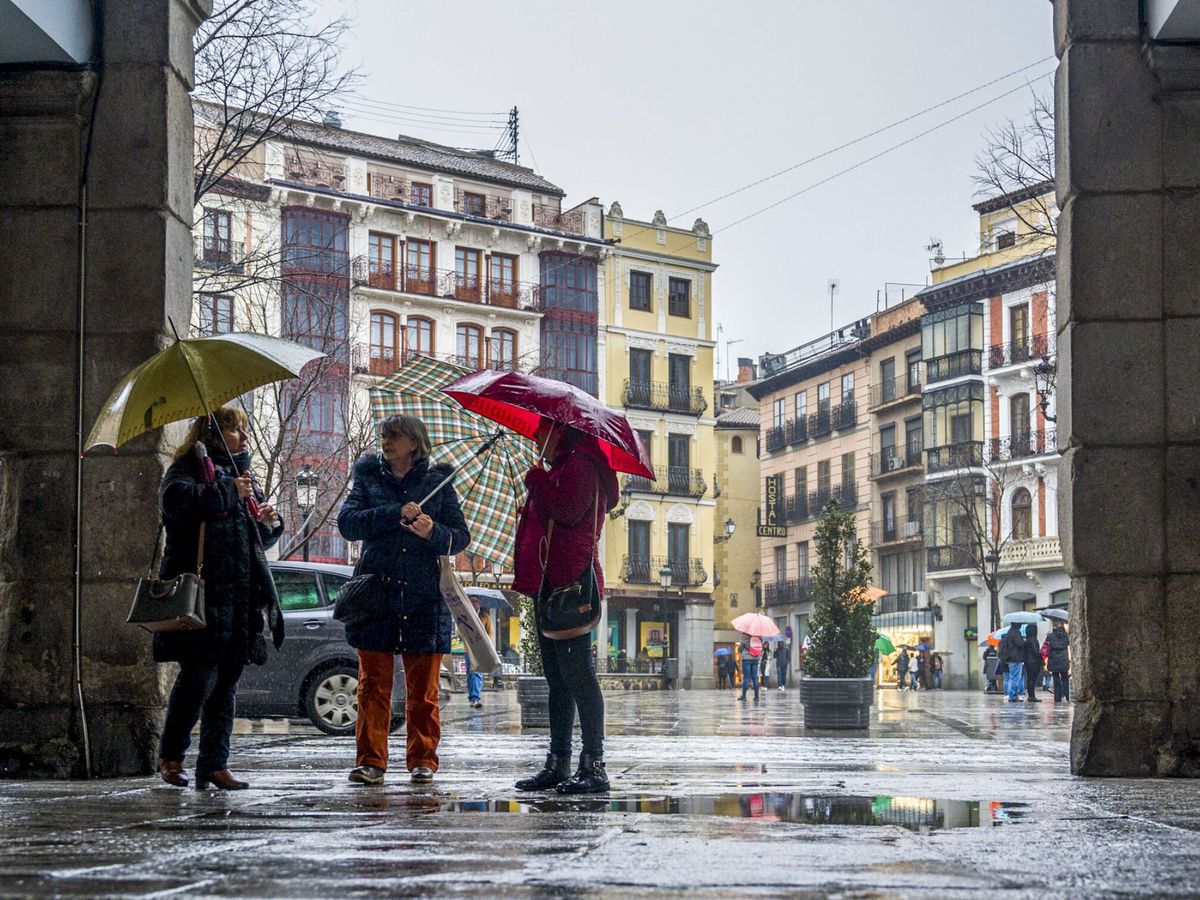 Foto: Vista de personas bajo la lluvia. (EFE/Ismael Herrero)