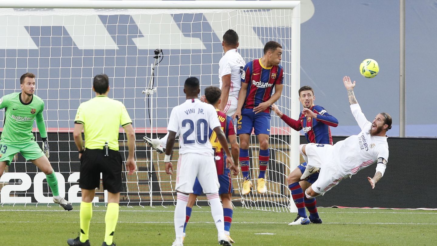 Jugada del penalti pitado a Lenglet por agarrón a Ramos. (Reuters)
