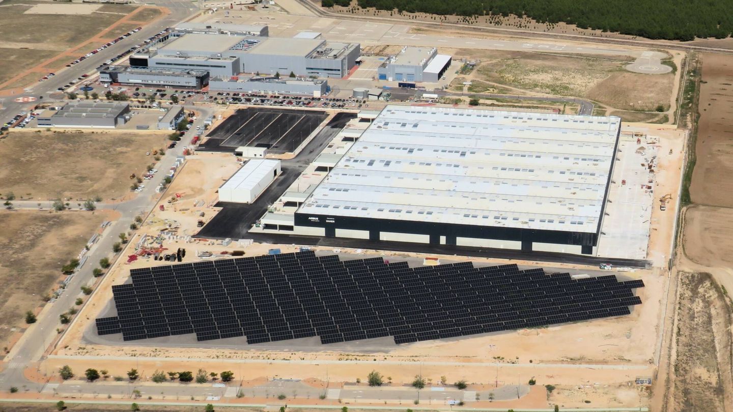 Imagen aérea del 'hub' logístico. En primer plano, la planta solar. Al fondo, la factoría de helicópteros. (Airbus)