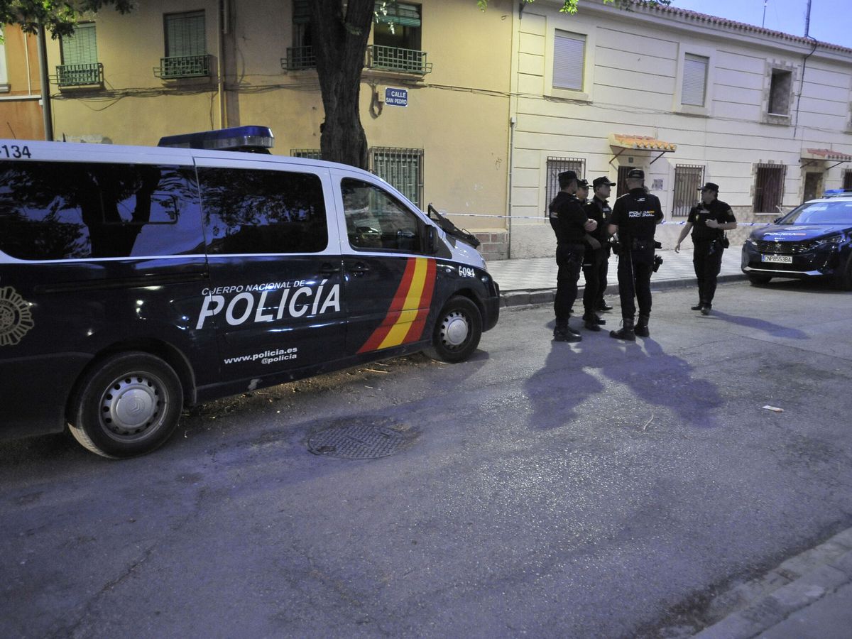 Foto: Policía Nacional, en el lugar de los hechos en Albacete. (EFE/Manu)