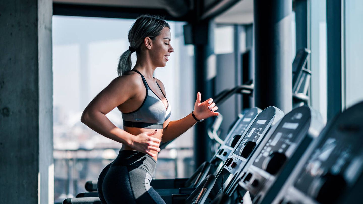 Entrenar en el gimnasio permite hacer pesas y cardio (iStock)