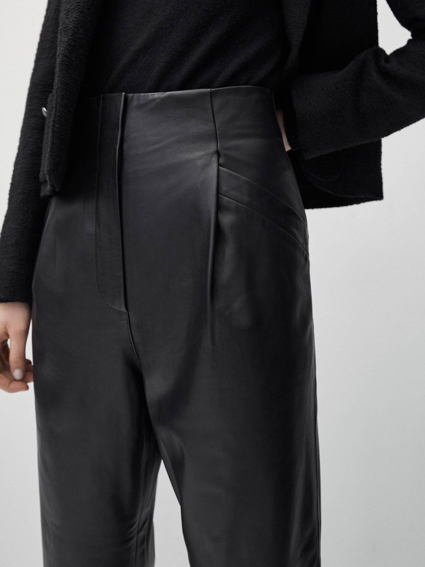 Descubre las prendas de cuero negro de Massimo Dutti para un armario atemporal pero cool. (Massimo Dutti/Cortesía)