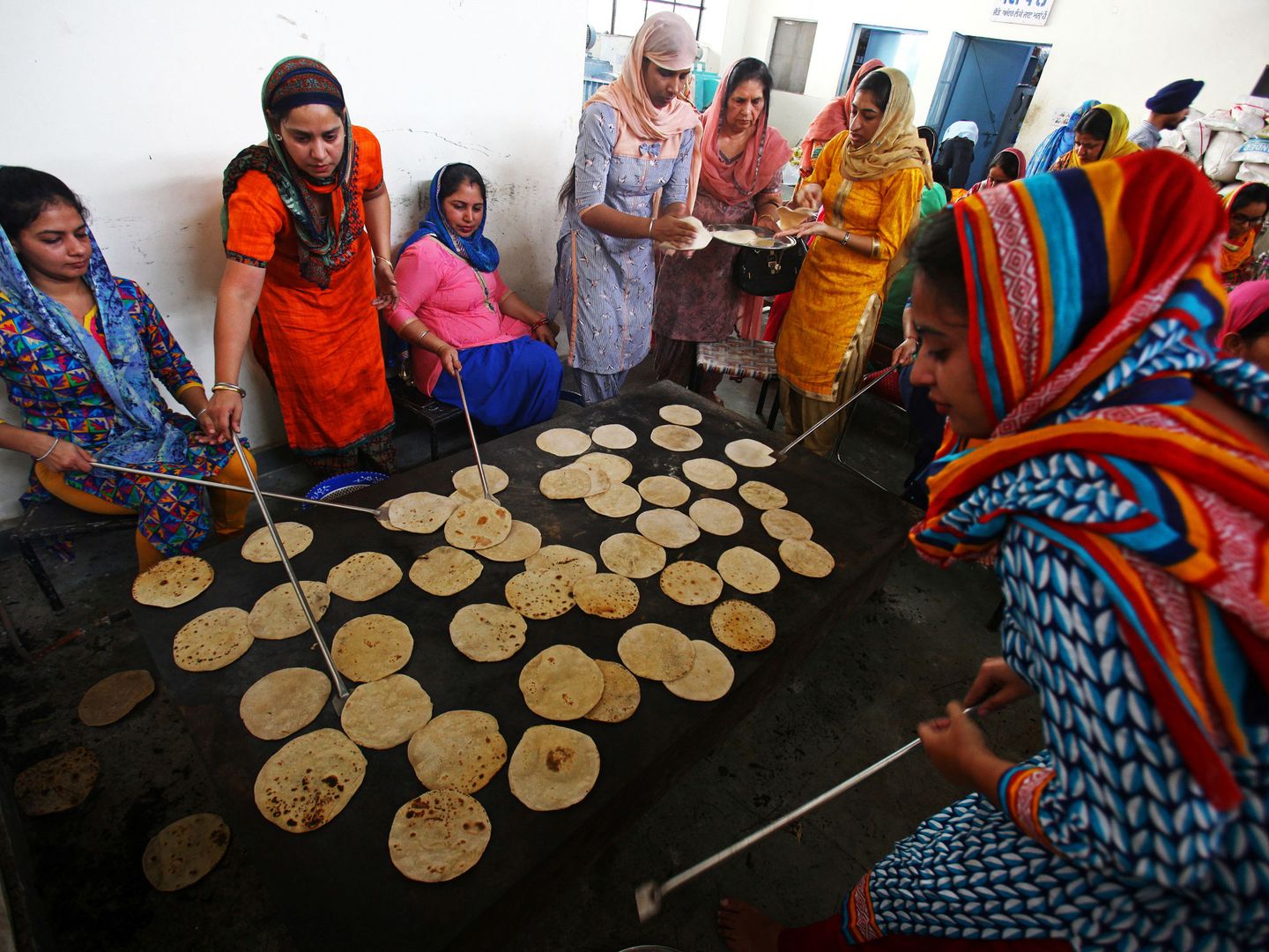 Aakaash consume a diario chapatis, los tradicionales panecillos indios (Reuters/Ajay Verma)