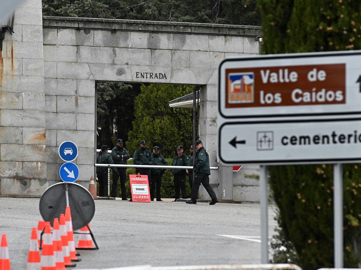 La entrada al Valle de los Caídos, ya cerrada por la Guardia Civil. (EFE)