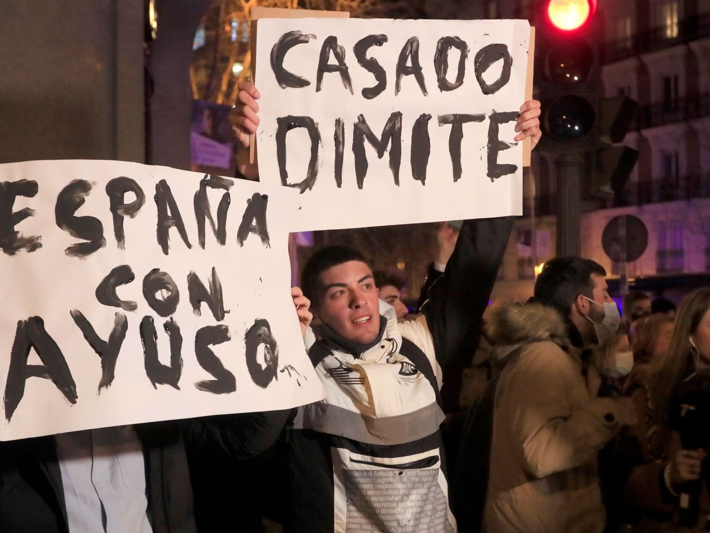 Militantes del PP se manifiestan ante la sede de Génova para pedir la dimisión de Casado y García Egea. (EFE/Fernando Alvarado)