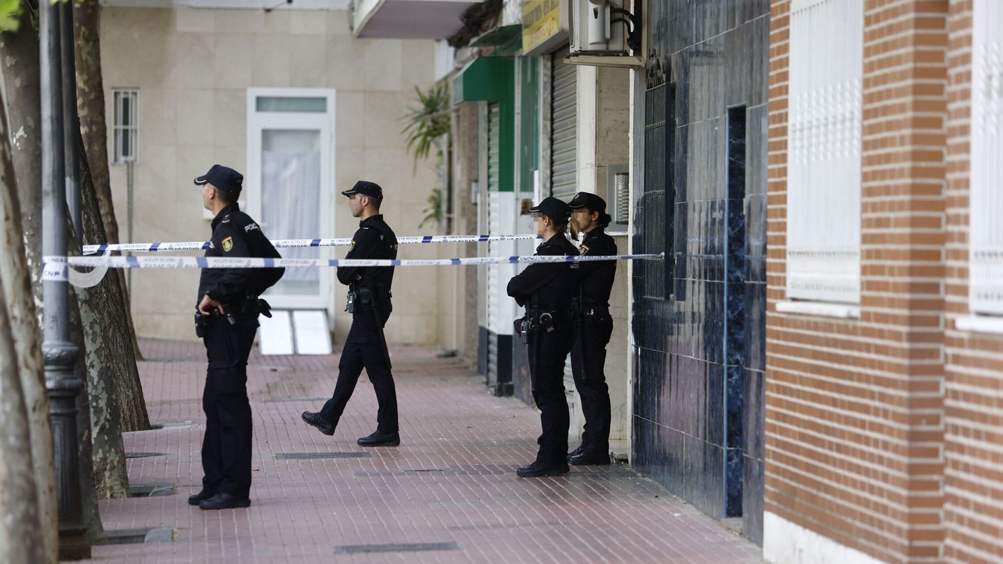 Agentes de Policía en la puerta de la casa. (EFE/Rodrigo Jiménez)