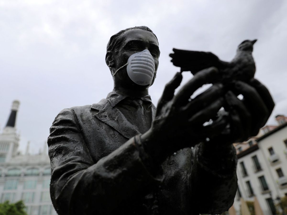 Foto: La estatua de Federico García Lorca de la plaza de Santa Ana, en Madrid, ataviada con una mascarilla. (EFE)
