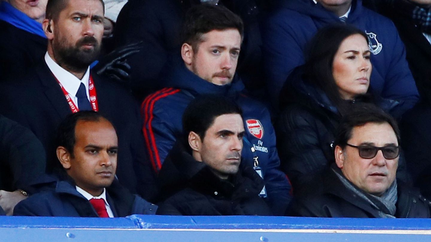 Mikel Arteta, junto a los directivos del Arsenal Vinai Venkatesham y el catalán Raül Sanllehí, viendo el partido contra el Everton. (REUTERS)