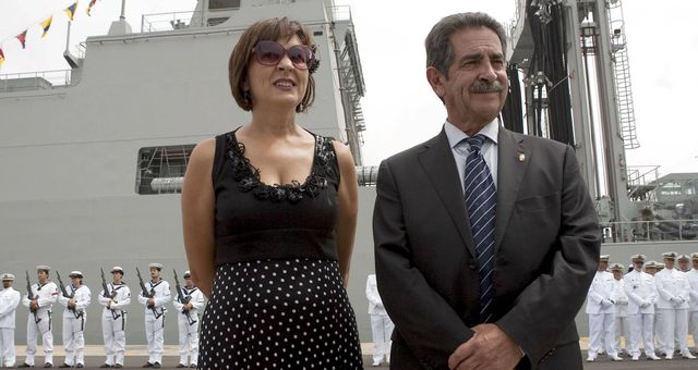 Revilla y su esposa, en el buque de aprovisionamiento de combate Cantabria (A-15). (EFE/Román Ríos)