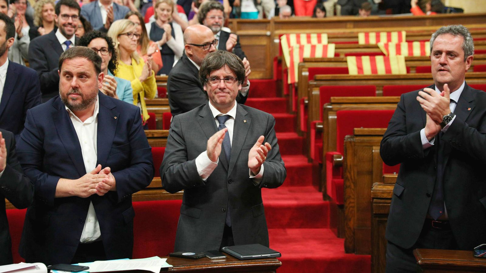 Foto: Junqueras, Puigdemont y Forn, en el Parlament tras aprobar la independencia. (EFE)