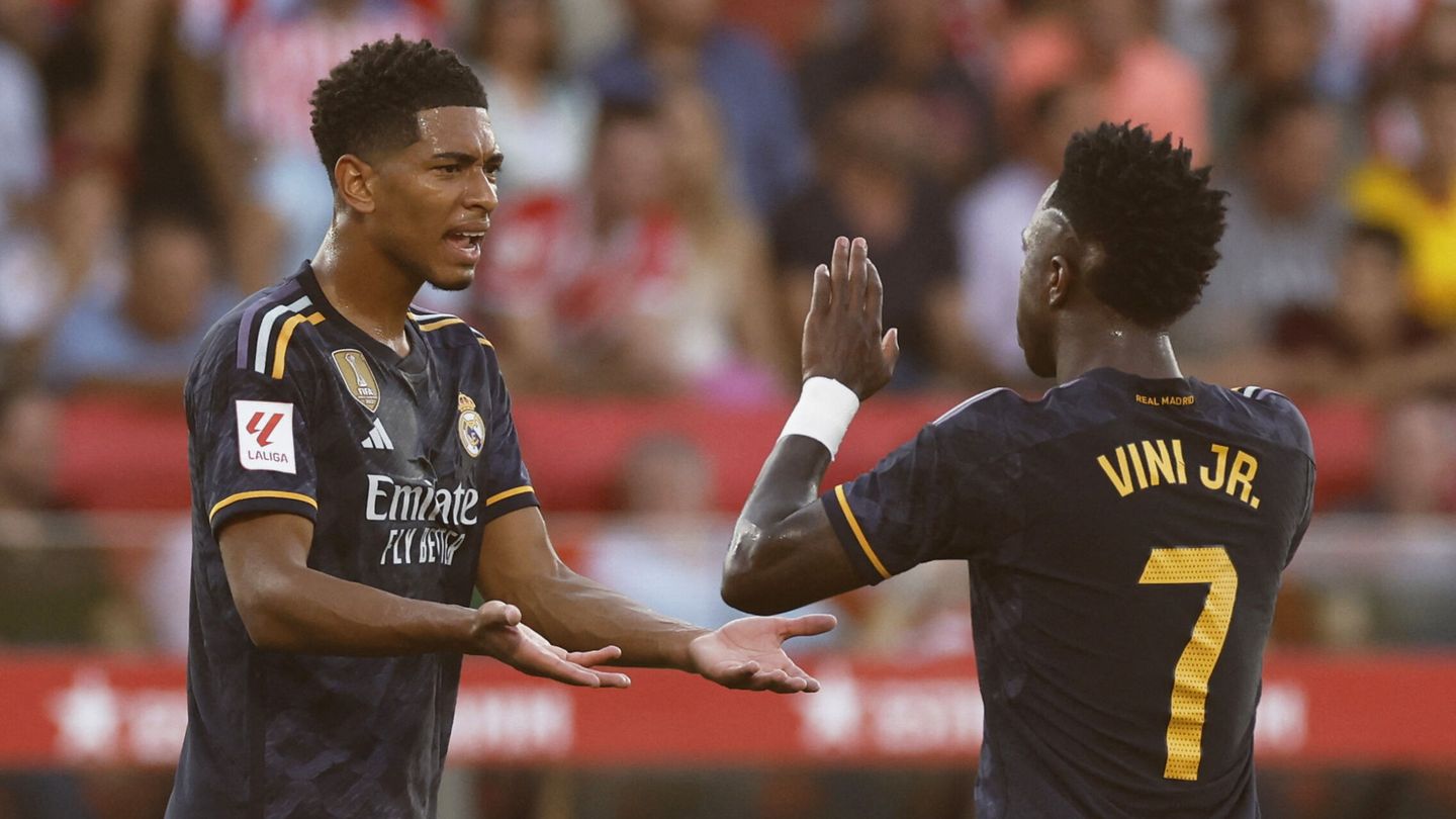 Bellingham y Vinícius celebran un gol en un partido del Real Madrid. (Reuters/Albert Gea)