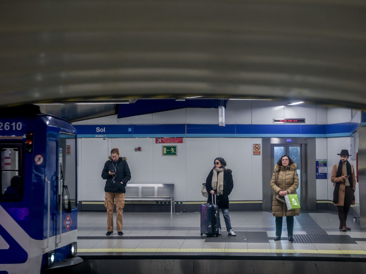 Foto: Varias personas en la estación de Sol de Metro. (Europa Press/Ricardo Rubio)