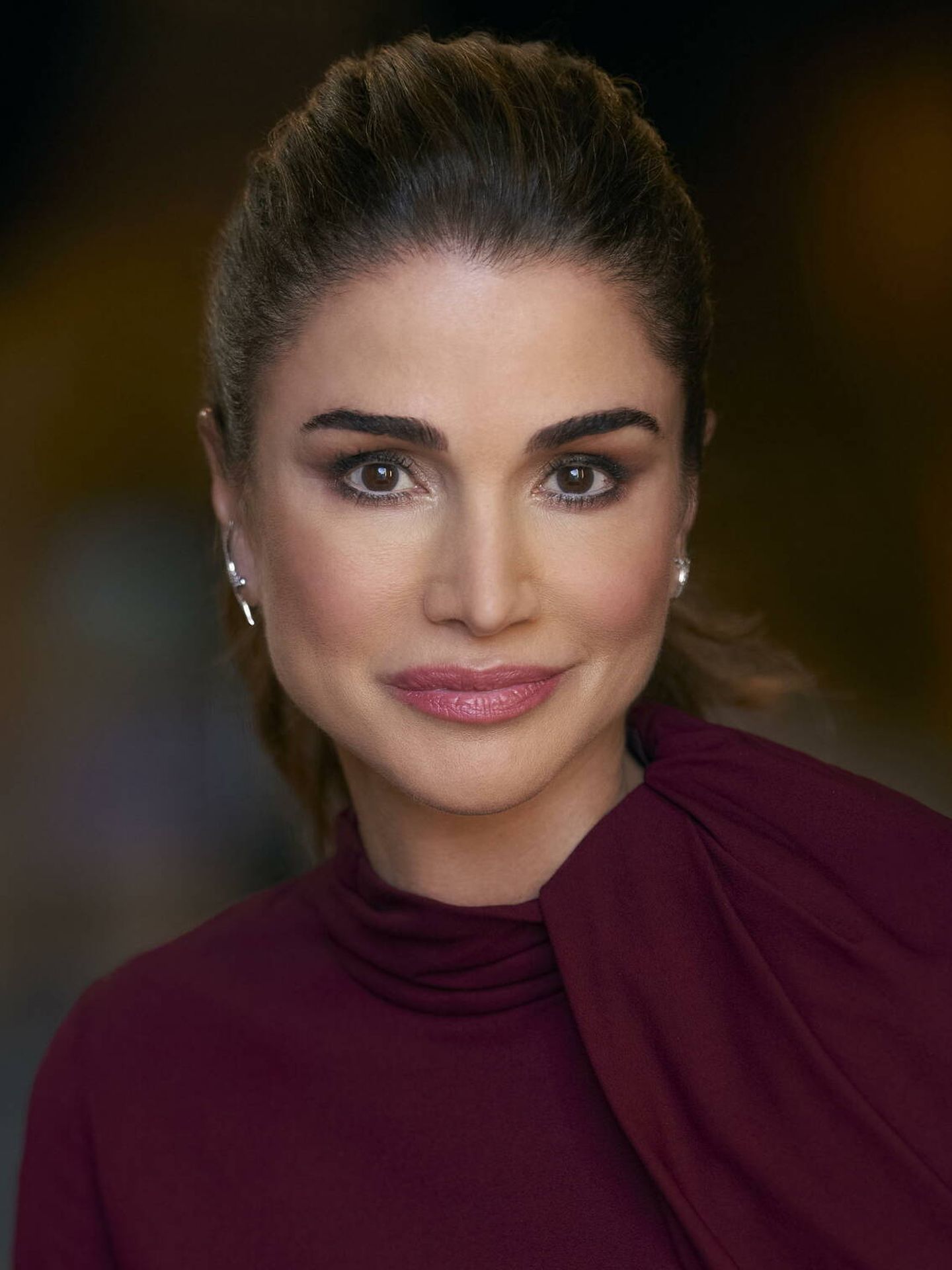 En un primer plano de Rania de Jordania, se puede observar su nuevo maquillaje. (Getty)