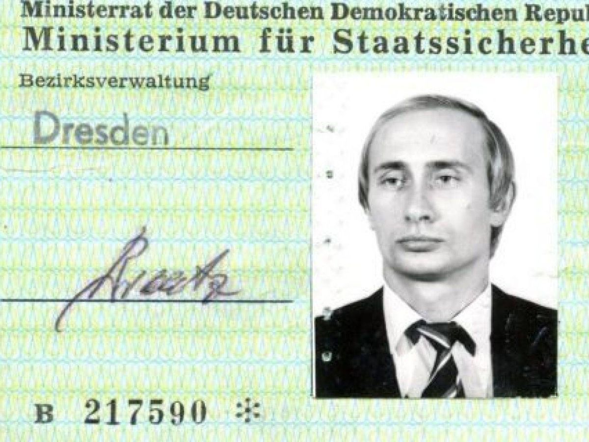Foto: Un carné del Ministerio para la Seguridad del Estado (Stasi) de la época de Putin como espía en Dresde. (BBC)