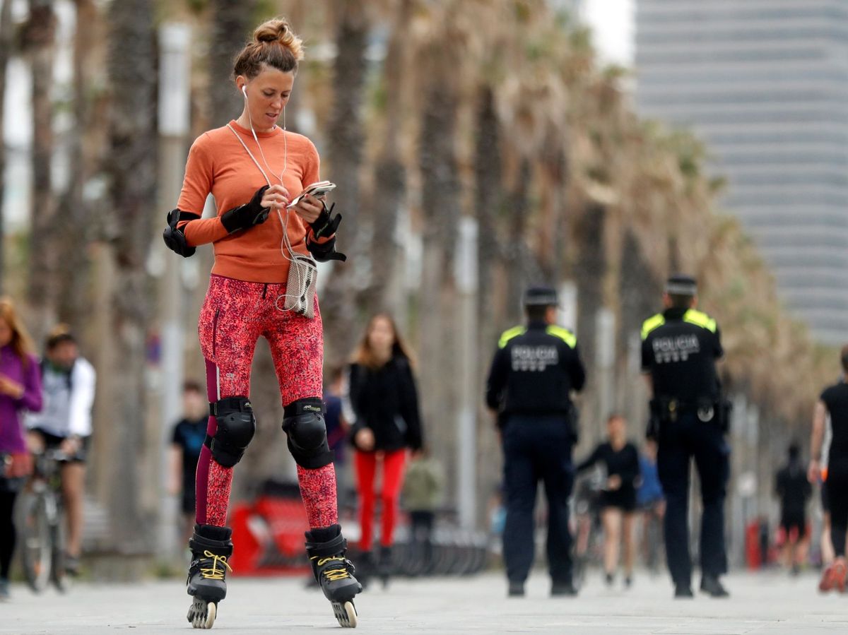 Foto: Una mujer patina por el paseo marítimo de la Barceloneta (EFE)