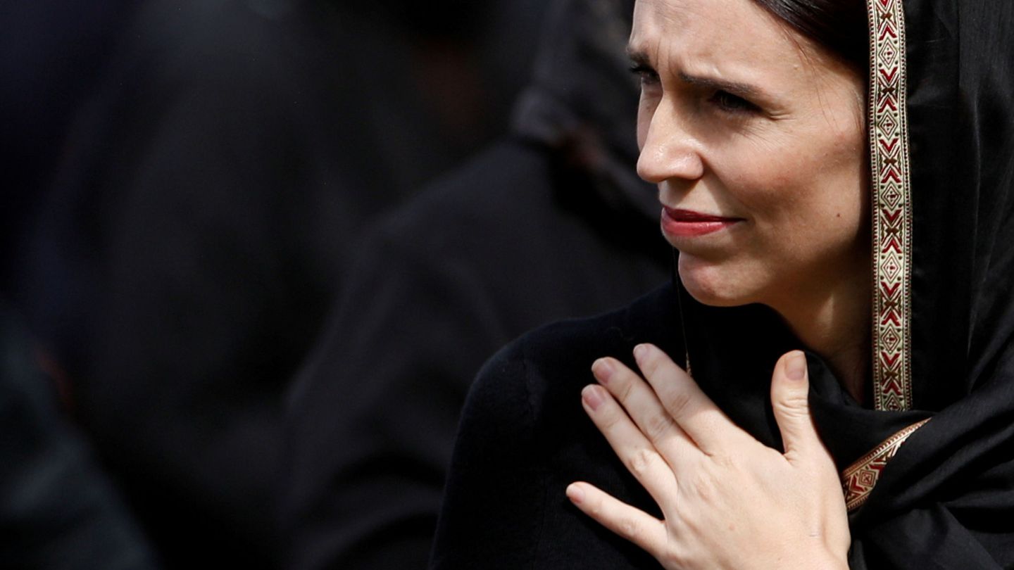 Jacinda Ardern tocada con un hiyab tras el atentado de Christchurch (Reuters)