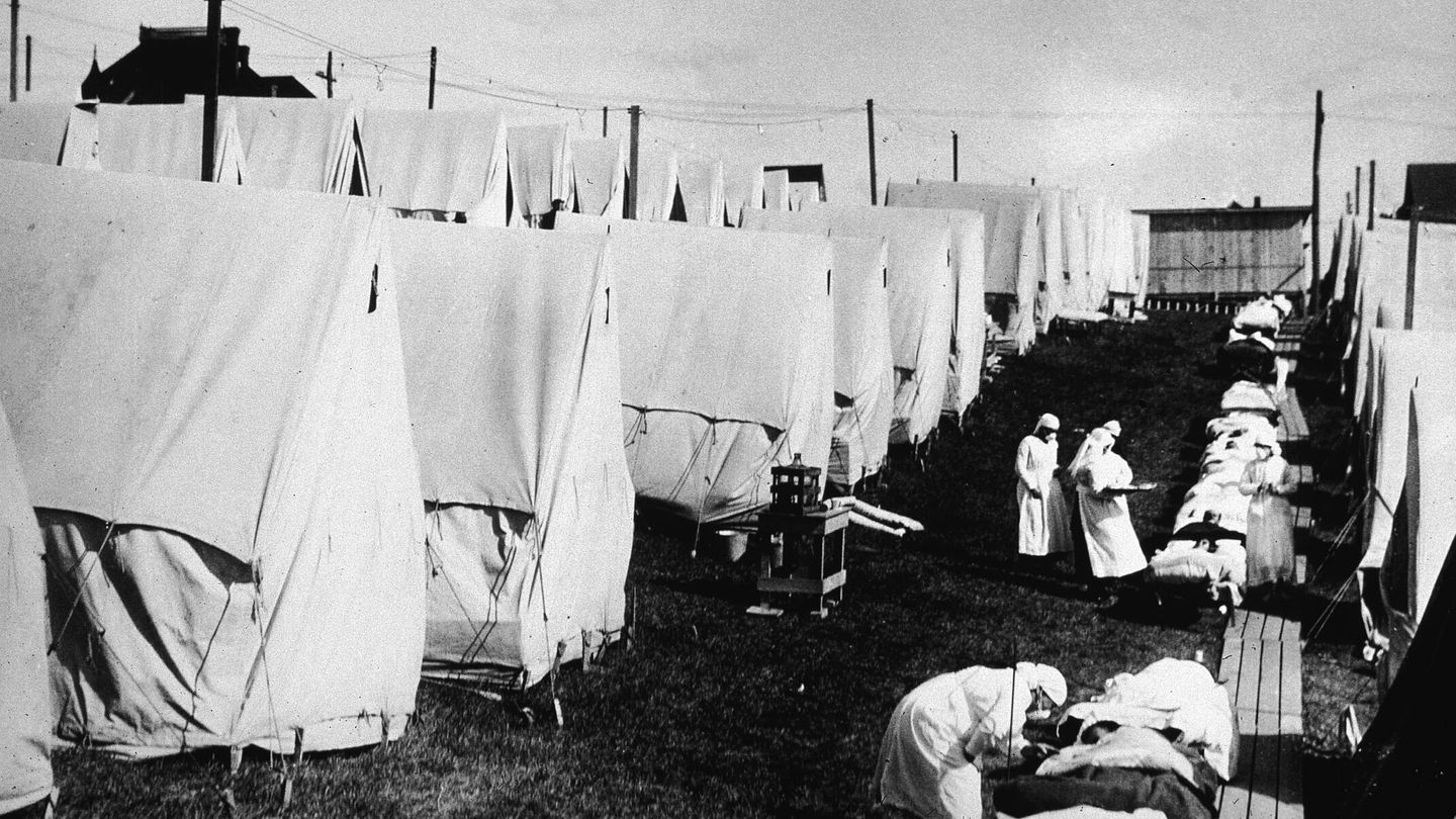 Hospital de campaña para víctimas de gripe española. (Getty/Hulton Archive)