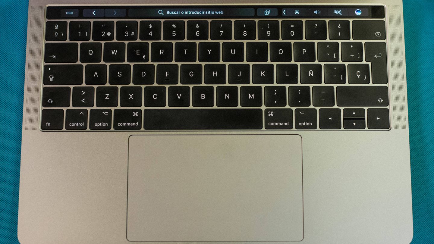 El 'trackpad' del MacBook Pro funciona mejor que el de su clon. (Carmen Castellón)