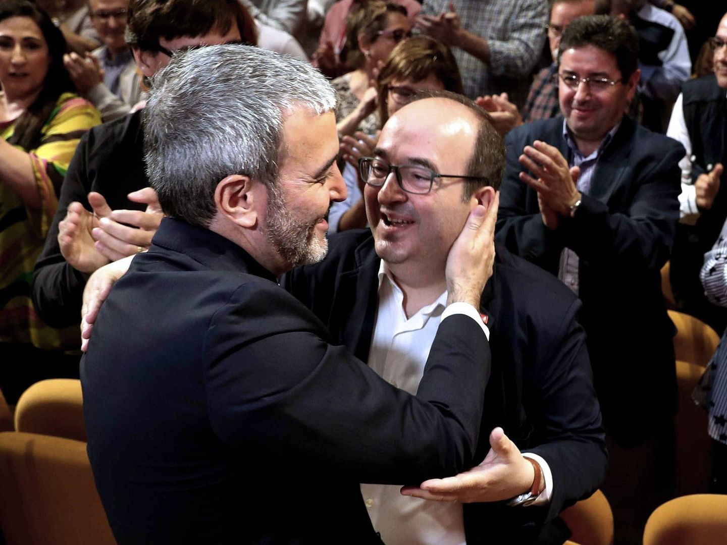Collboni, abrazado por Miquel Iceta el pasado 21 de abril en su proclamación como candidato del PSC por Barcelona. (EFE)