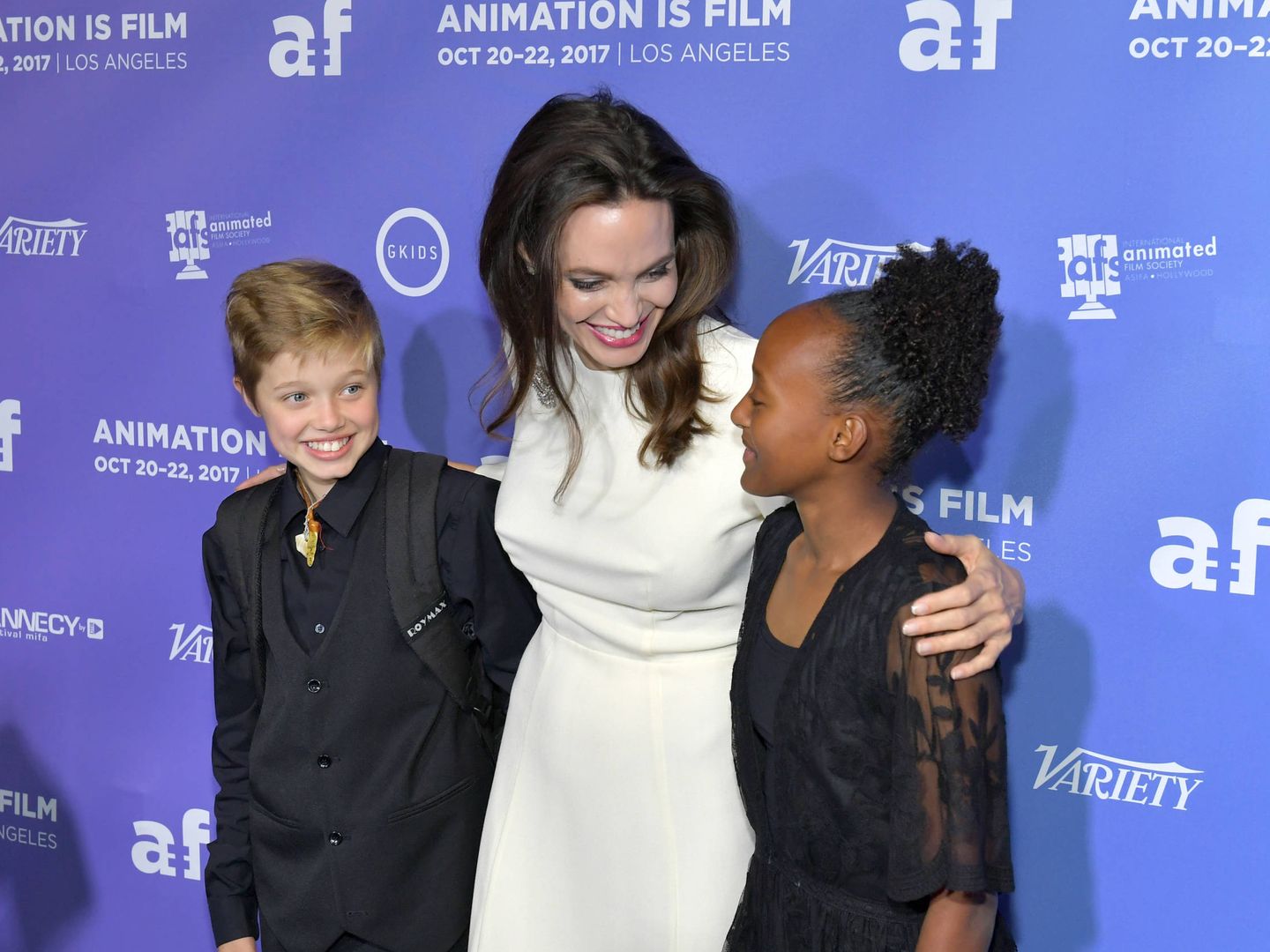  Angelina Jolie, junto a sus hijas Shiloh y Zahara. (Getty)