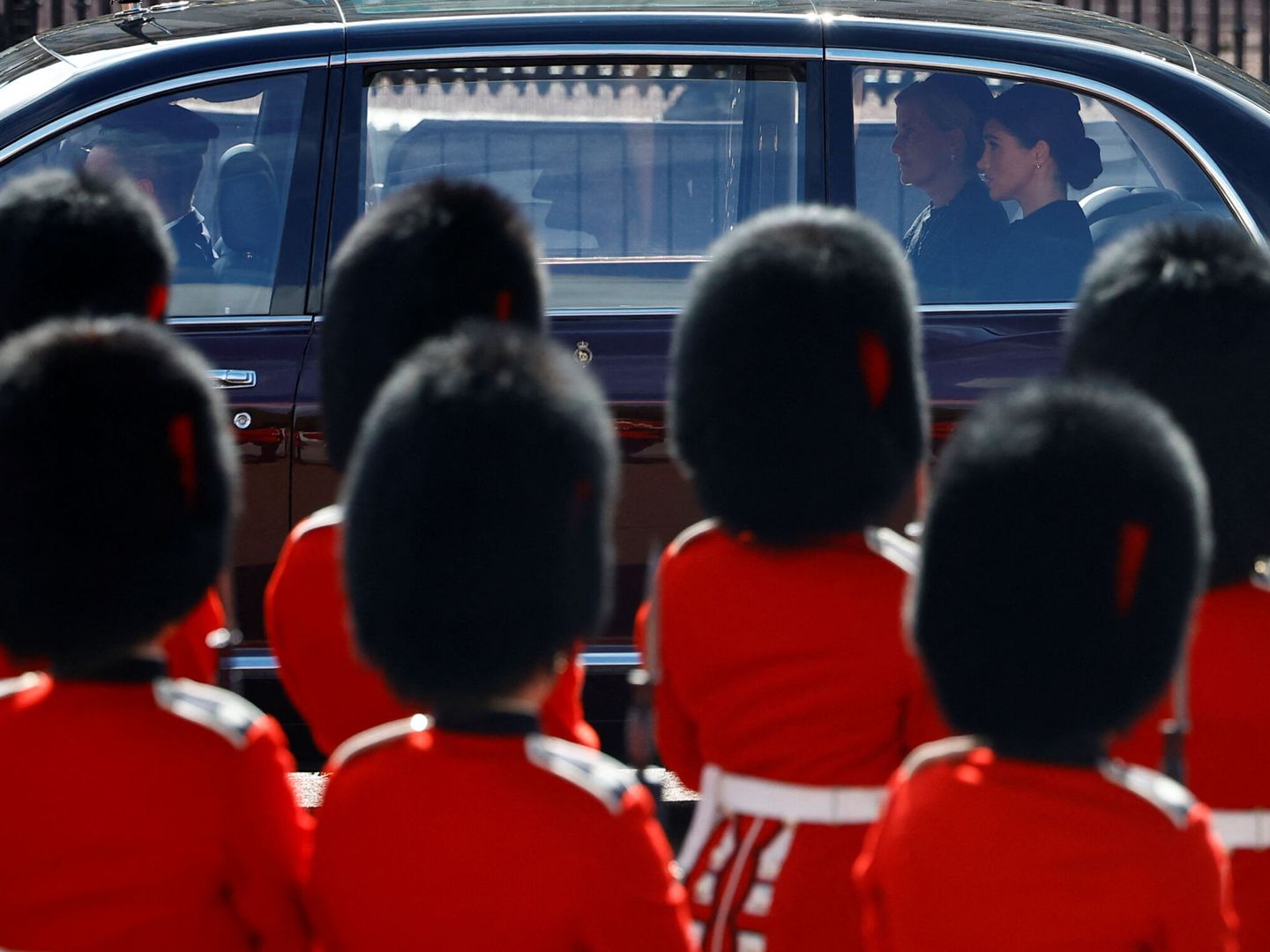 La duquesa de Sussex y la reina consorte, camino a Westminster. (Reuters/ Sarah Meyssonnier)