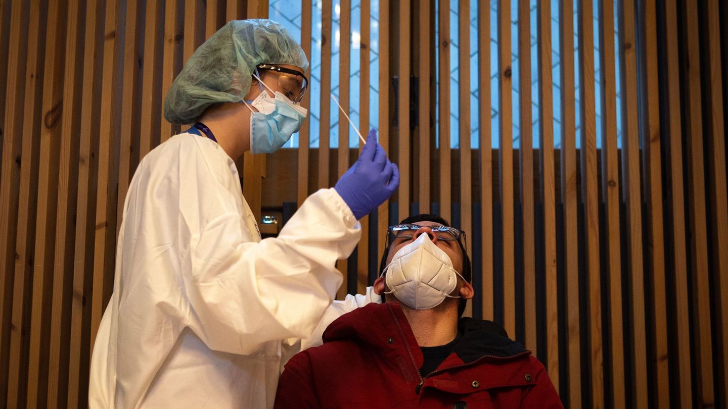 Profesionales sanitarios realizan test antígenos masivos de detección del covid-19 en el recinto modernista del Hospital de Sant Pau, Barcelona. (EFE)