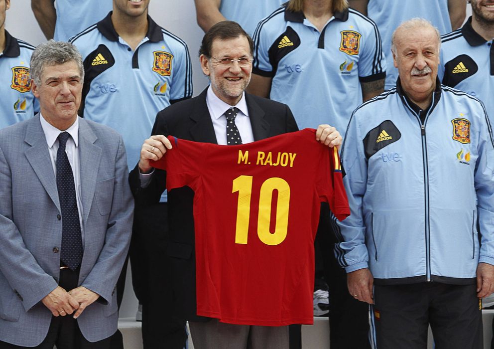Foto: El presidente de la RFEF, Ángel María Villar, junto a Mariano Rajoy y Vicente del Bosque. (EFE)
